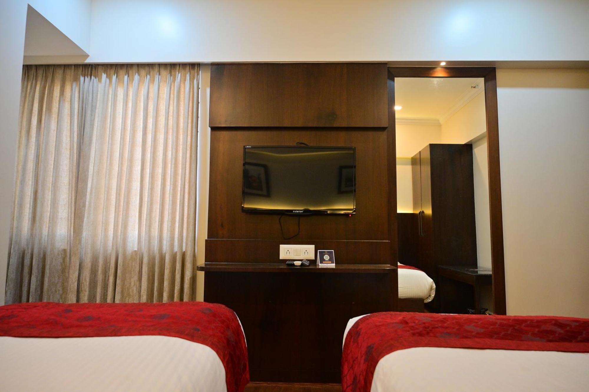 Hotel Golden Riviera Mysore Eksteriør billede