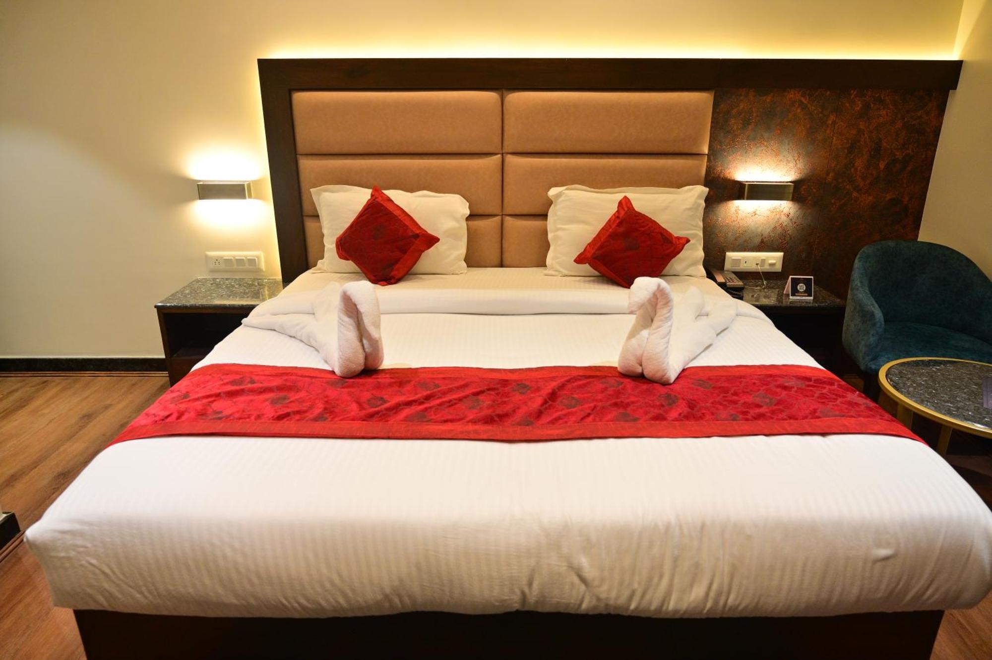 Hotel Golden Riviera Mysore Eksteriør billede
