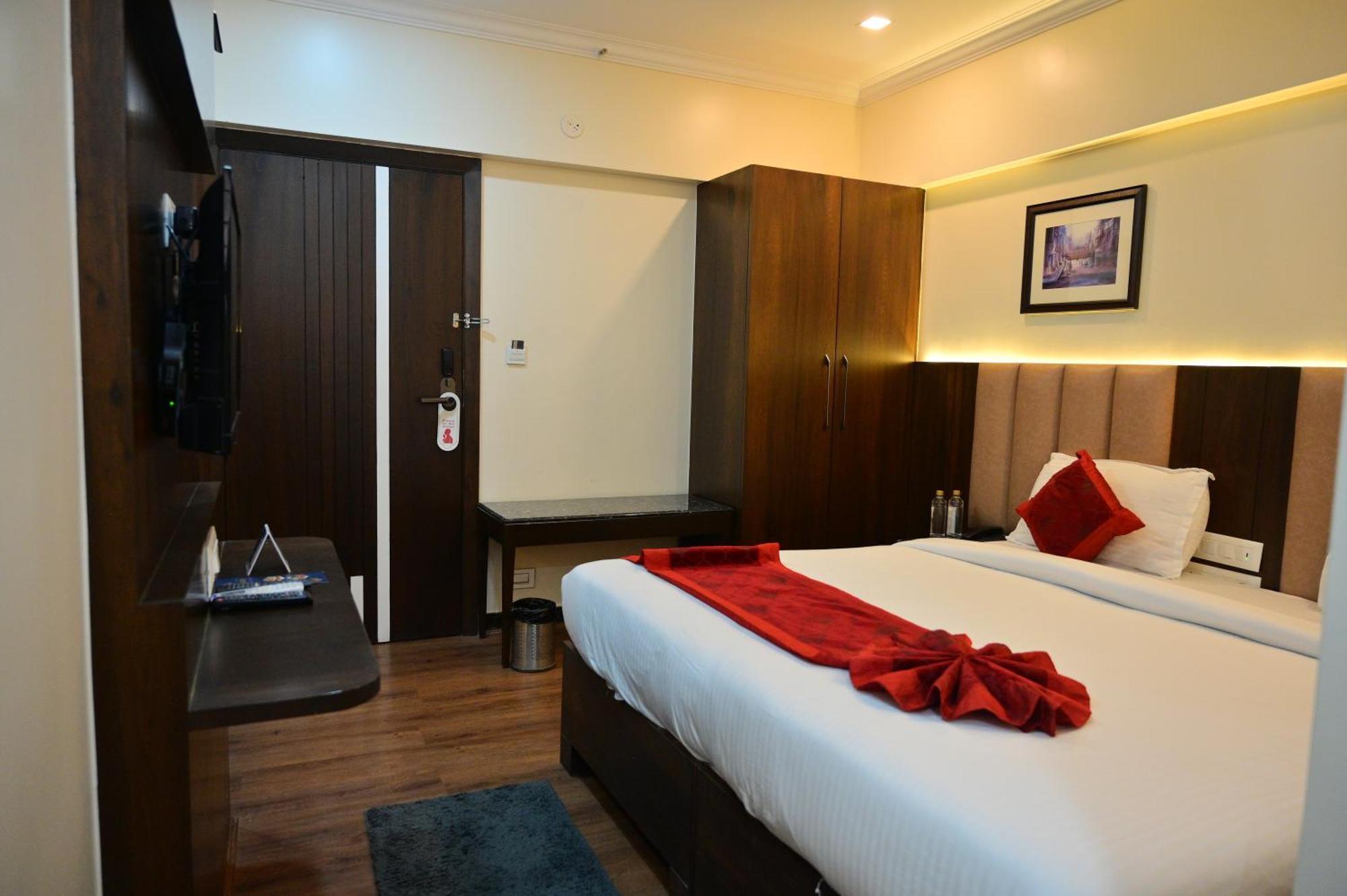 Hotel Golden Riviera Mysore Eksteriør billede