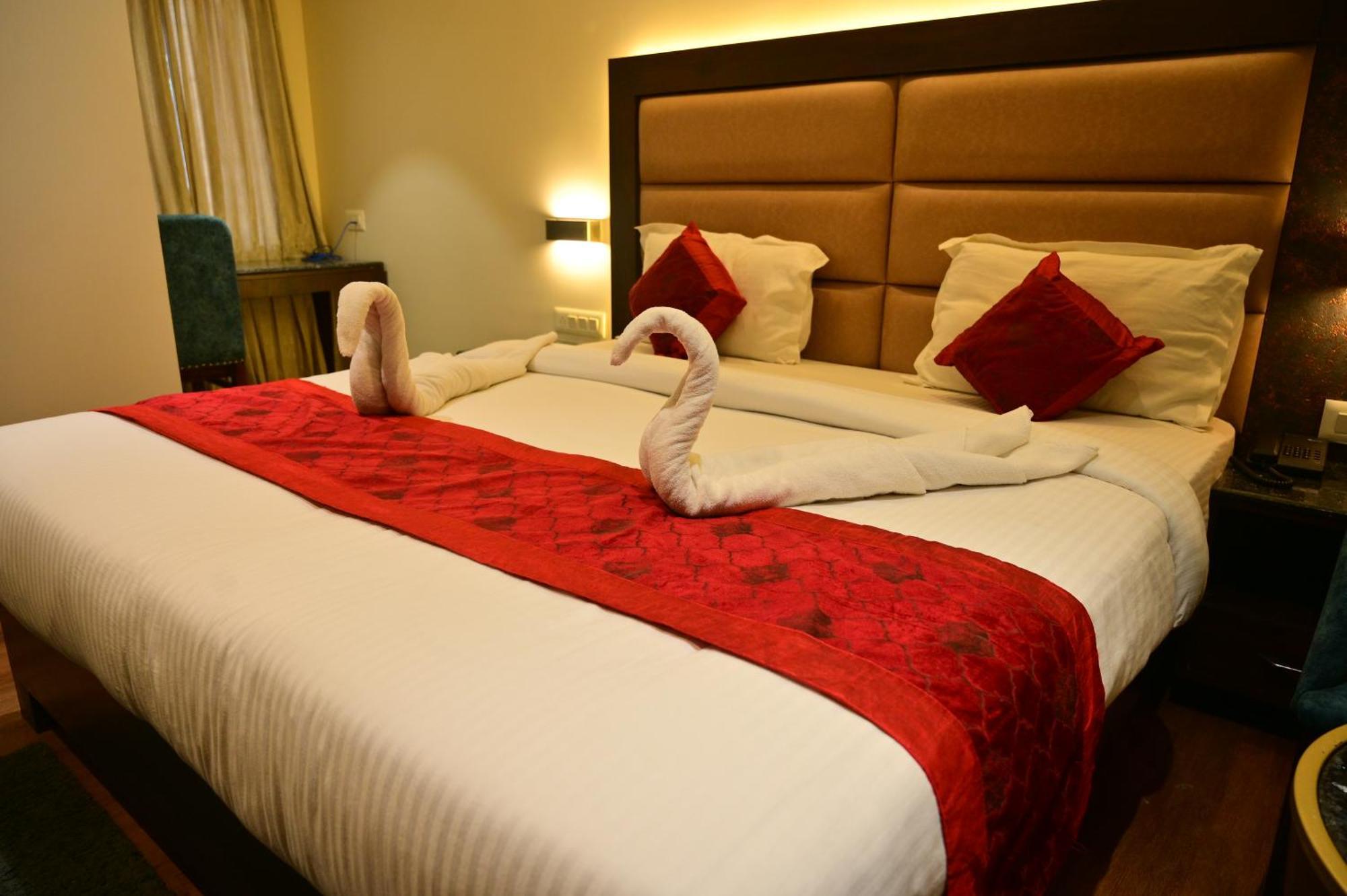 Hotel Golden Riviera Mysore Eksteriør billede