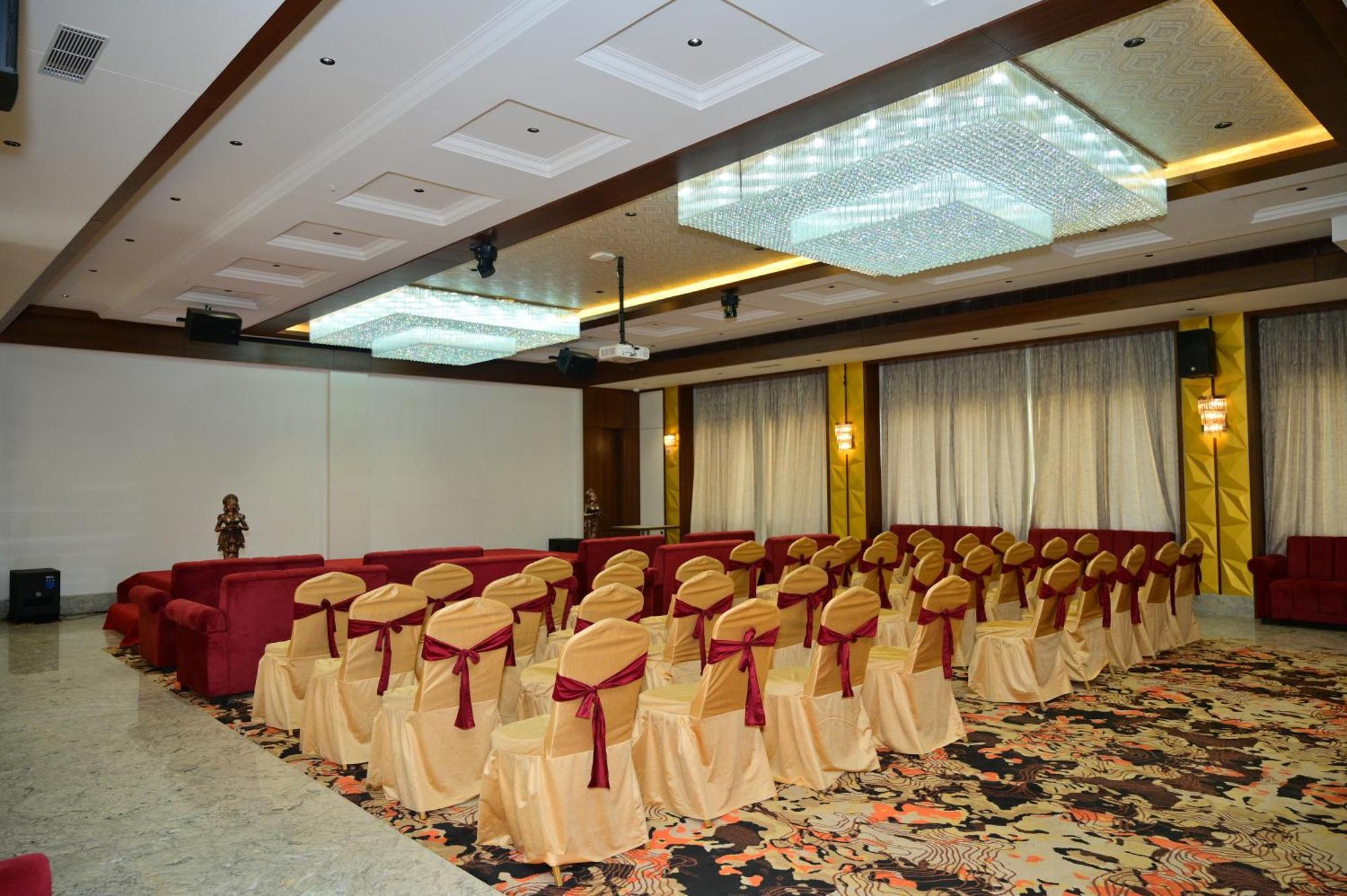 Hotel Golden Riviera Mysore Eksteriør billede