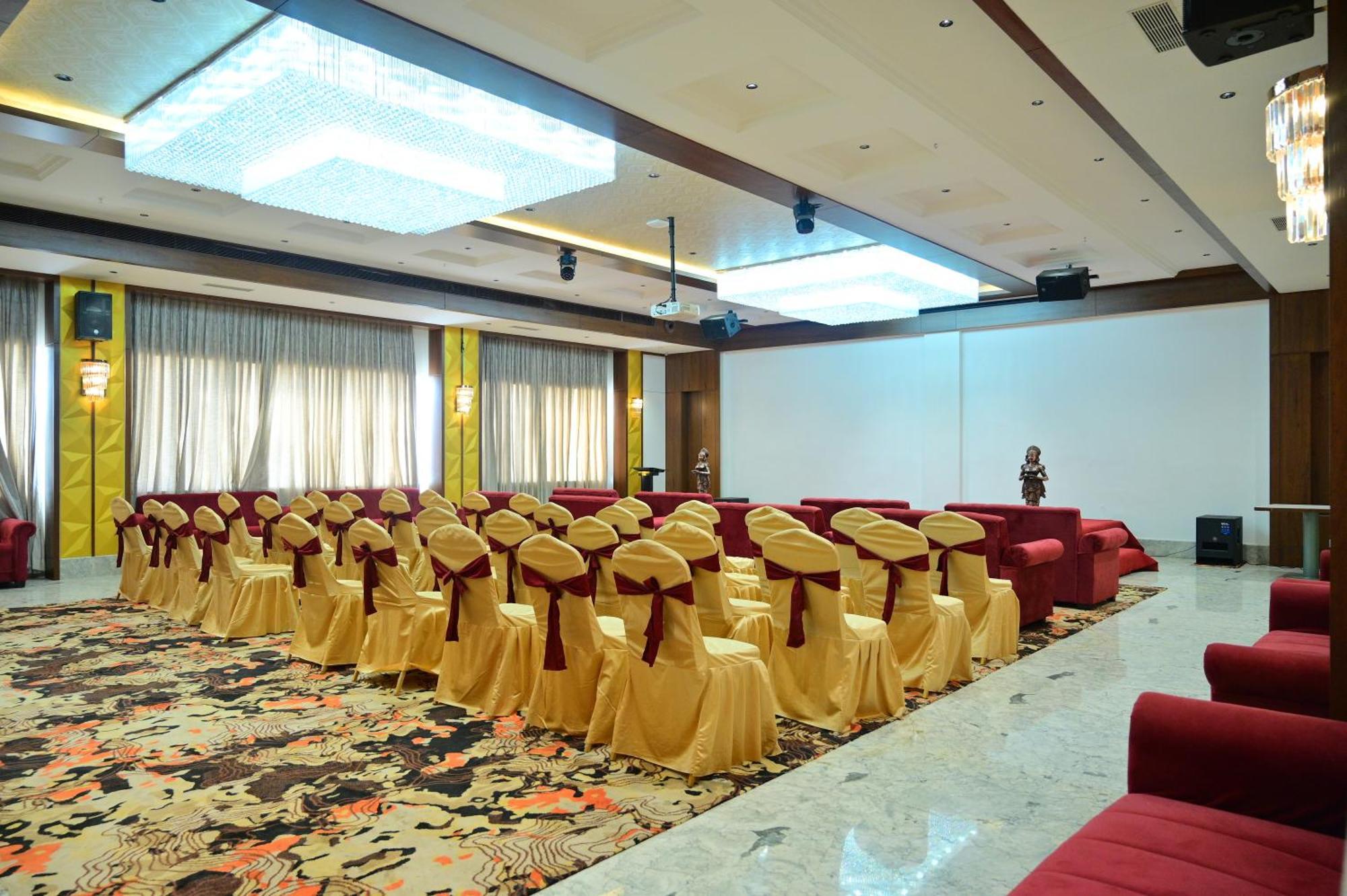Hotel Golden Riviera Mysore Eksteriør billede